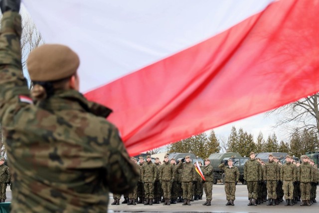 Tyle można zarobić w WOT. Rząd zapowiedział podwyżki uposażeń wojskowych od marca 2023. Na lepsze pieniądze mogą też liczyć żołnierze Wojsk Obrony Terytorialnej. Jakie są stawki? Oto wyliczenia najnowszych uposażeń. Szczegóły na kolejnych stronach ----->