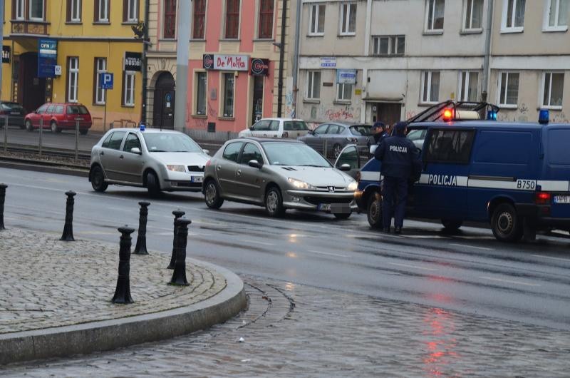 Wrocław: Zatrzymanie na Kazimierza Wielkiego. Kierowca w kajdankach (ZDJĘCIA)