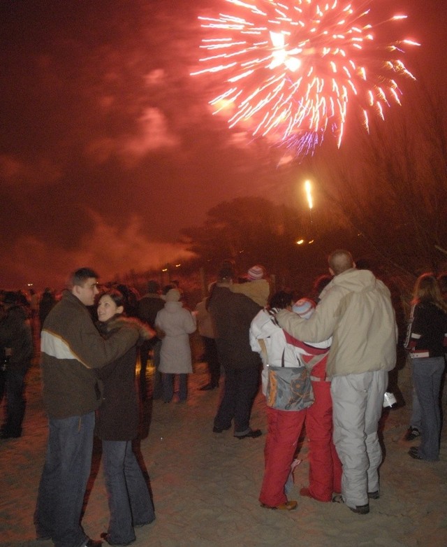 Ubiegłoroczna zabawa sylwestrowa na plaży w Ustce. 