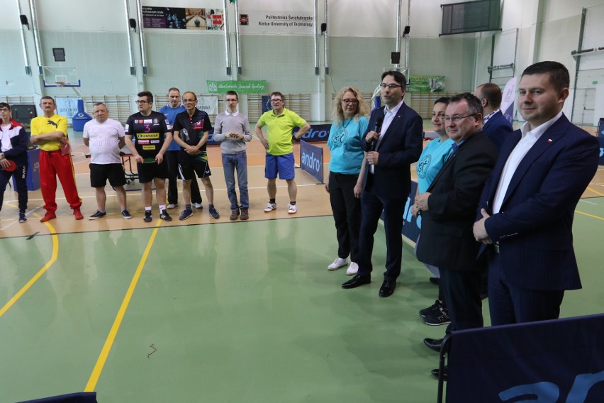 Integracja i sportowa rywalizacja. W Kielcach niepełnosprawni rywalizowali w tenisie stołowym (WIDEO, zdjęcia)
