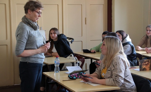 Lekcje dla uchodźczyń z Ukrainy, w Grudziądzu prowadzi m.in. Teresa Pernak
