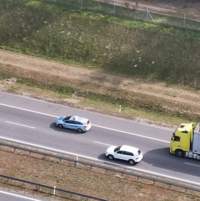 Kierowcy jadący w piątek autostradą A2 mogli zdziwić się widokiem krążącego nad jezdnią policyjnego śmigłowca. Zwłaszcza, że brał on udział w akcji wyłapywania kierowców popełniających wykroczenia.Fot. Policja