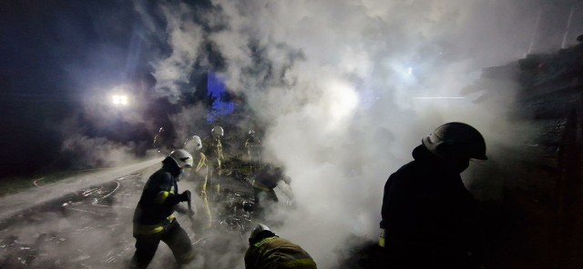 Nocą ze środy na czwartek strażacy walczyli z pożarem domu w Zawichoście.