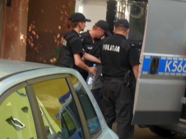 Policja wyprowadza Annę B. z mieszkania przy ulicy Poniatowskiego w Stalowej Woli. Podczas wizji lokalnej demontrowała śledczym jak udusiła swoją matkę.