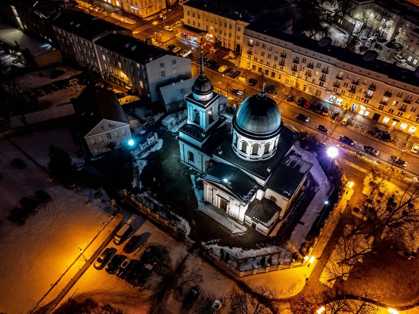 Białystok z lotu ptaka. Zobacz unikalne zdjęcia naszego miasta w zimowej scenerii wykonane nocą [ZDJĘCIA]