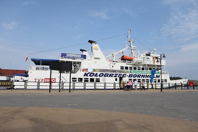 Trasę do Nexo obsługiwał statek Żeglugi Kołobrzeskiej "Jantar&#8221;. Na jego pokładzie podróżować mogło 288 pasażerów. 