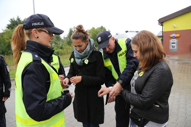 Policjanci rozdają odblaski