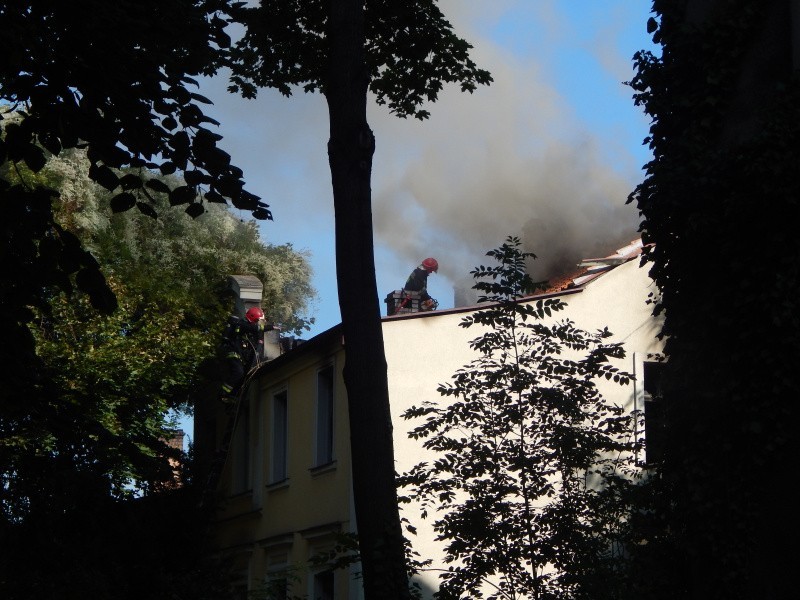 Ogień wybuchł z opuszczonej willi przy ul. Kosynierów w...