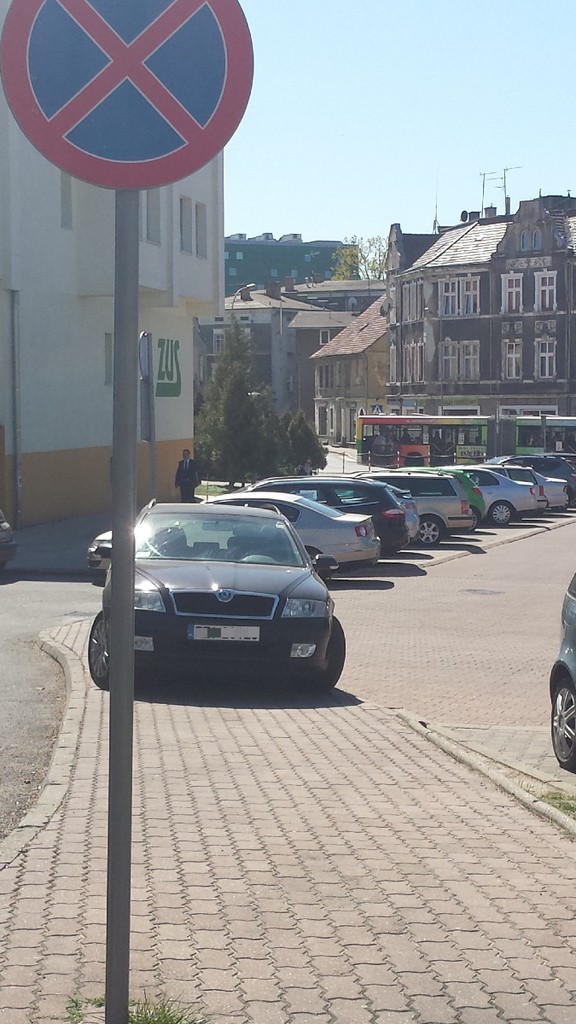 Zaparkowanie auto na chodniku to częsty widok w Zielonej Górze.