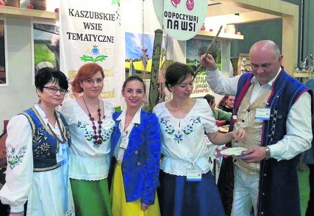 Promowali Kaszuby na targach Agrotravel w KielcachReprezentanci Zgorzałego i Chmielna promowali powiat kartuski na cieszących się powodzeniem targach Agrotravel w Kielcach