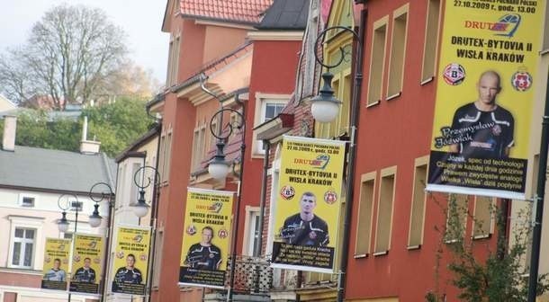 Na ulicach Bytowa wszystko przypomina o meczu Bytovii z Wisłą Kraków