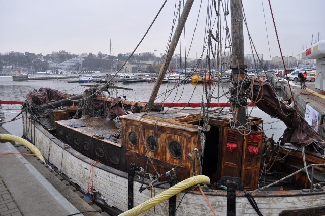 Jacht "Knudel", który zatonął w marinie w Gdyni, został podniesiony w środę, 14.02.2018 r.