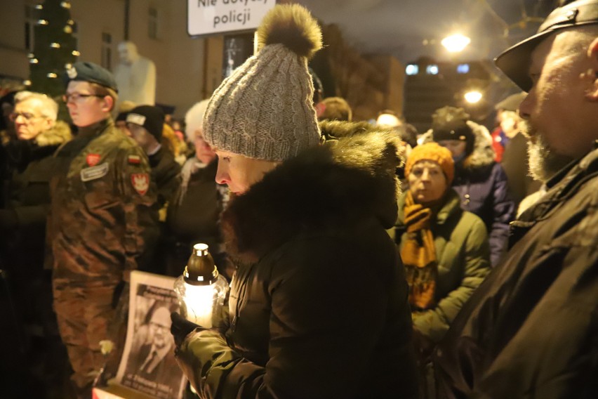 Łódzki protest przeciwko nienawiści i przemocy. Tłumy łodzian wysłały światełko do nieba dla Pawła Adamowicza FILM