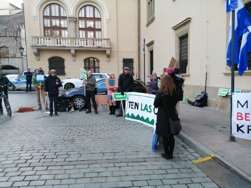 Protest przeciw "betonizacji Krakowa" pod urzędem miasta