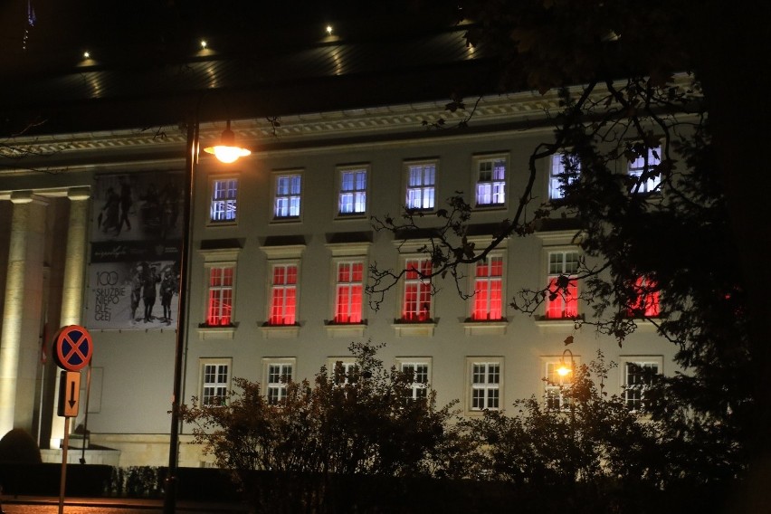 Biało-czerwona iluminacja Dolnośląskiego Urzędu Wojewódzkiego