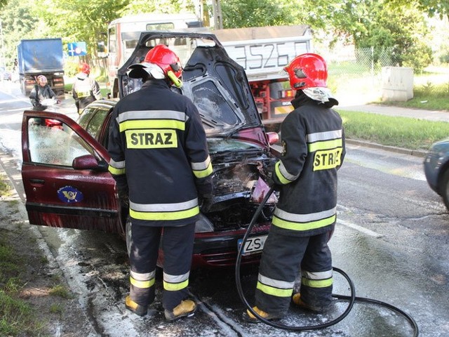 W Słupsku paliło się auto Poczty Polskiej. Do pożaru samochodu doszło podczas jazdy ul. Kaszubską.