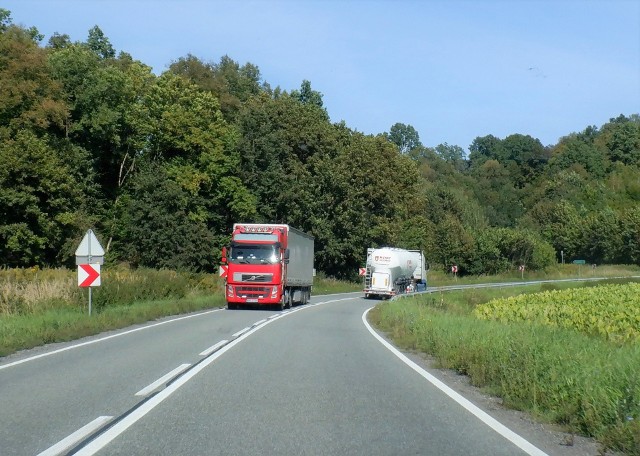 Na razie Grudziądz z Iławą łączy ta droga krajowa nr 16. Na tym odcinku wytyczonym w dolinie Osy jest wąska i kręta.