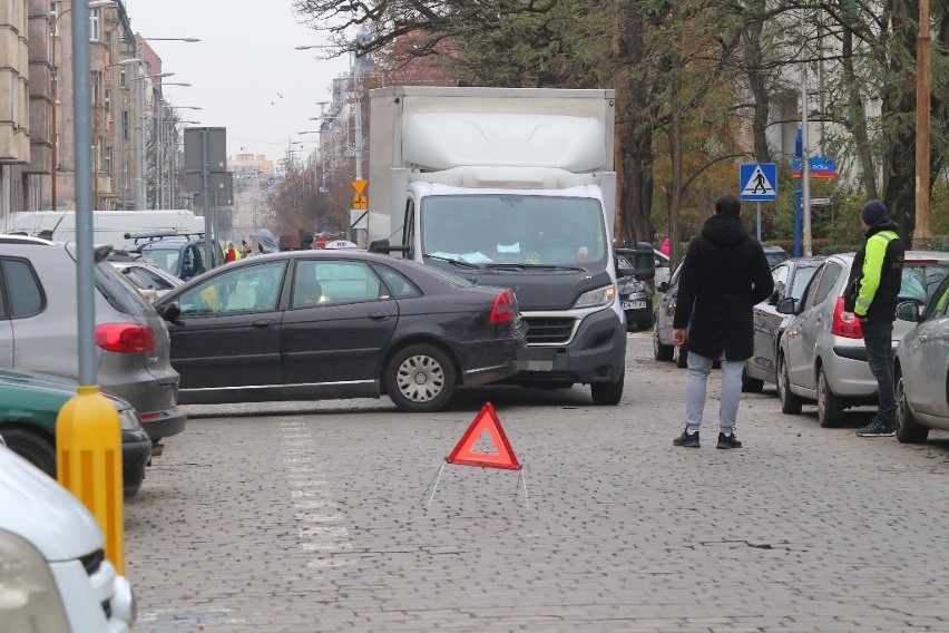 Zderzenie na ul. Nowowiejskiej we Wrocławiu. Żaden z kierowców nie czuł się winny