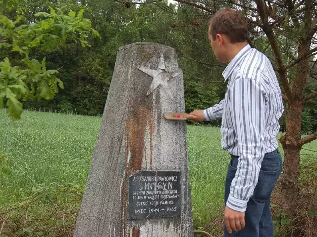 W Jagielle przy drodze do Woli Buchowskiej pochowano Aleksandra Pawłowicza Sinicina - starszego kaprala 20. gwardyjskiej brygady zmechanizowanej. Poległ on w lipcu  1944 roku w pobliskiej Wólce Pełkińskiej podczas zwiadu. W 1965 r. miejscowe władze zbudowały w miejscu jego pochówku murowany obelisk.