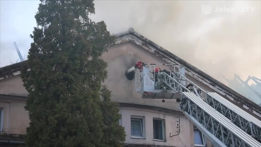Groźny pożar domu wielorodzinnego [VIDEO]               