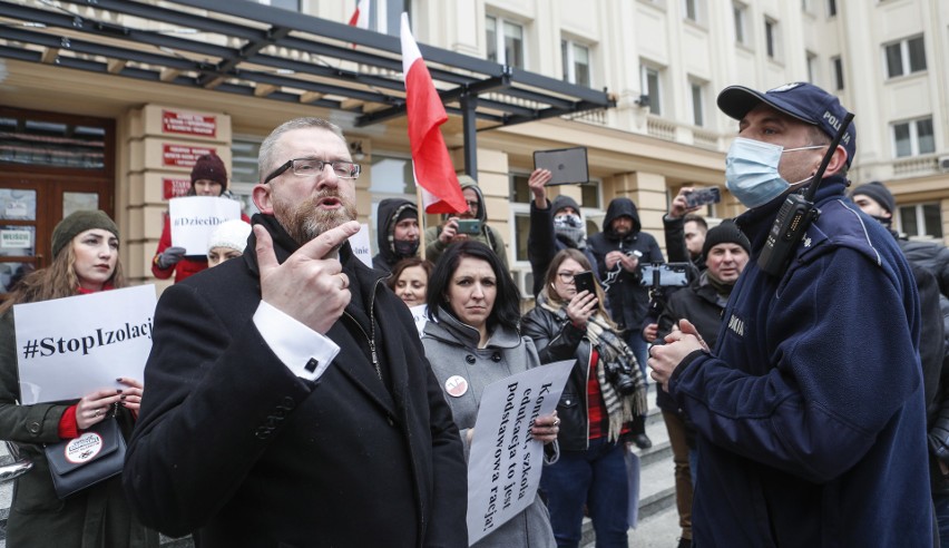 Interwencja policji podczas protestu rodziców z dziećmi w...