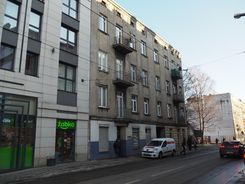 Rozbój w kamienicy w centrum Łodzi. Zaatakował mężczyznę wchodzącego do mieszkania - pobił go i zabrał torebkę żony