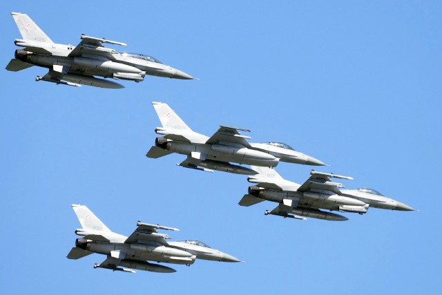 Dwa polskie i dwa amerykańskie myśliwce F-16 poderwane w związku z wysoką aktywnością lotnictwa rosyjskiego nad Ukrainą.