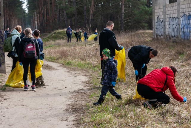 Na sobotnie wydarzenie zapisało się ok. 300 osób. Udział w akcji wzięły szkoły, które działają we wspomnianym projekcie, ale zaproszono również uczniów z innych placówek. Na miejscu zbiórki o godzinie 10, w okolicach sklepu spożywczego przy wjeździe na ul. Kolbego od strony Grunwaldzkiej, mógł pojawić się każdy, kto chciał przyłączyć się do uprzątnięcia pobliskich lasów.