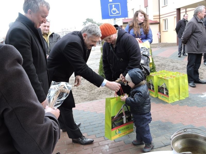 Przekazanie kluczy do bloku socjalnego przy Braterstwa Broni (zdjęcia)