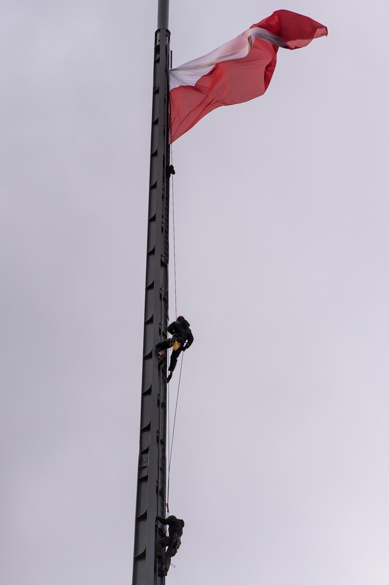 Biało-czerwona flaga na Iglicy