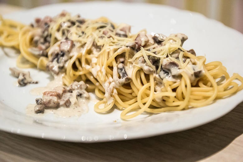 Makaron spaghetti a la carbonara z boczkiem, pieczarkami i...