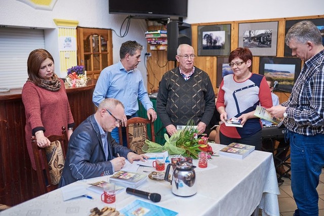 W Miejskim Zespole Szkół w Radziejowie gościła Agnieszka Bińczycka - aktorka cyrkowa, spokrewniona z popularnym i dobrze znanym aktorem Jerzym Bińczyckim.Agnieszka Bińczycka poprowadziła warsztaty pt: "Mały mistrz - aktywność fizyczna dziecka..."  Zajęcia były poprowadzone w sposób bardzo ciekawy i absorbujący uczestniczące w nich nauczycielki klas I - III, a wszystko to za sprawą technik i metod wykorzystanych przez prowadzącą. Cała grupa w pełni została zaangażowana w zajęcia poprzez wykorzystanie chusty animacyjnej, próby żonglerki szyfonowymi chustami, piłkami z papieru i kaszy.