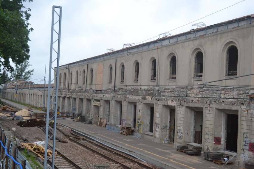 Sosnowiec: remontowany dworzec w Maczkach ma już dach