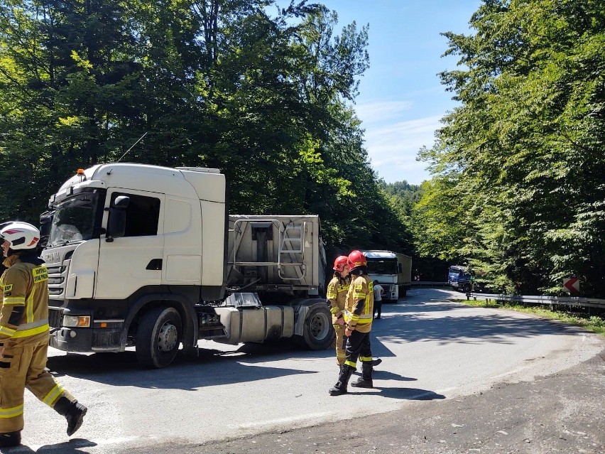 Wypadek nad Jeziorem Rożnowskim. W Bartkowej Posadowej zepsuta ciężarówka zablokowała drogę 
