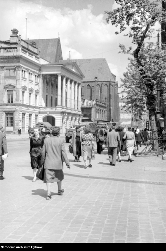 1948 rok, normalny dzień pracy, ludzie idą ulicą Świdnicką