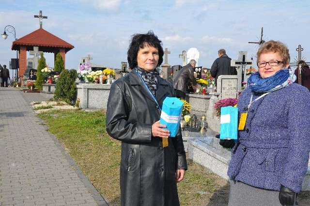 Lidia Siwek i Irena Olczyk kwestowały przy  głównej bramie.