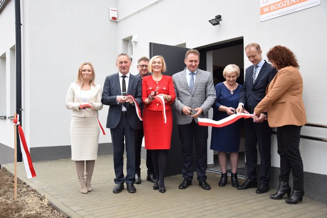 Uroczyste otwarcie Klubu Senior+ w Bodzentynie. Podczas uroczystego otwarcia obecni byli między innymi: wojewoda świętokrzyski Zbigniew Koniusz, wicemarszałek Renata Janik oraz burmistrz Miasta i Gminy Bodzentyn Dariusz Skiba.