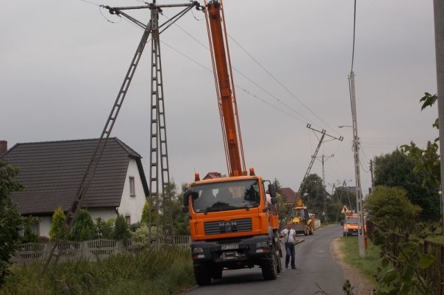 Pracownicy Zakładu Energetycznego w Opolu usuwają słup w Krzanowicach.