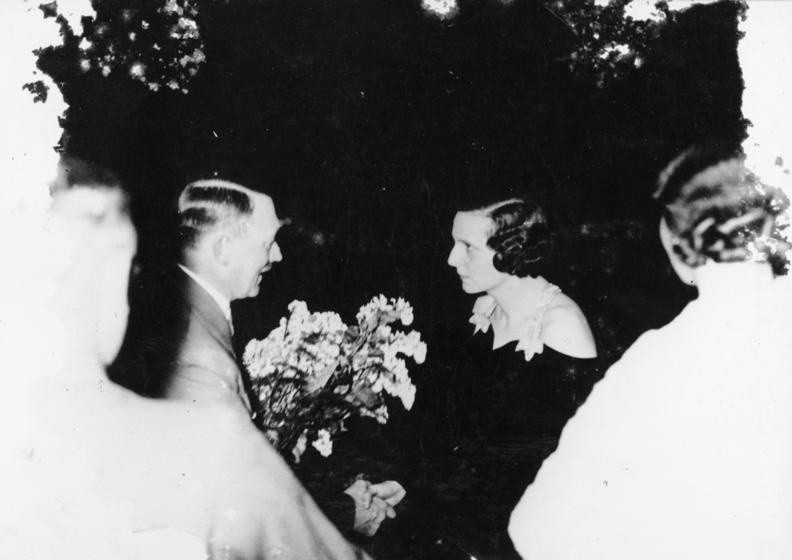 Leni przyjmuje gratulacje od Adolfa Hitlera. 1934 rok.
