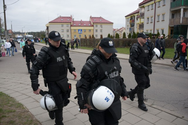 Mieszkańcy osiedla Starosielce protestowali w weekend przed blokiem, w którym mieszkał zmarły. Później tłum manifestujących przeszedł przed komisariat policji przy ul. Wrocławskiej.