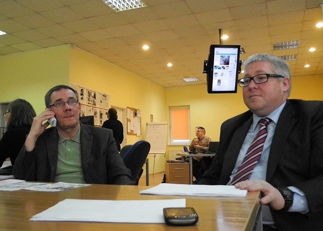 Na pytania czytelników odpowiadali: Sławomir Gutowski (z prawej) ze słupskiego oddziału Inspekcji Handlowej oraz Marek Zapolski, miejski rzecznik konsumentów w Słupsku.