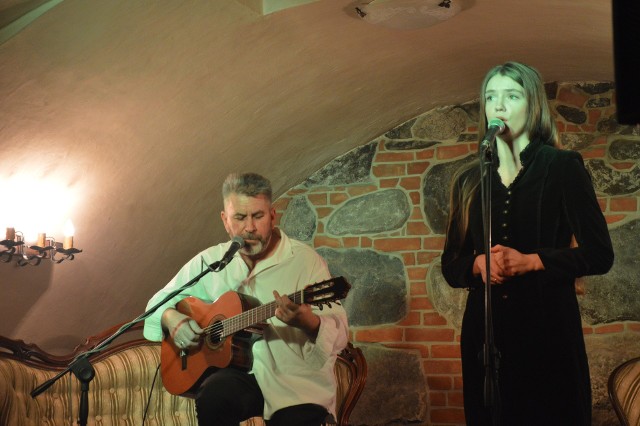 Agata Klimczak i Roman Kołakowski dali w Chojnicach nastrojowy koncert w podziemiach kościoła gimnazjalnego.