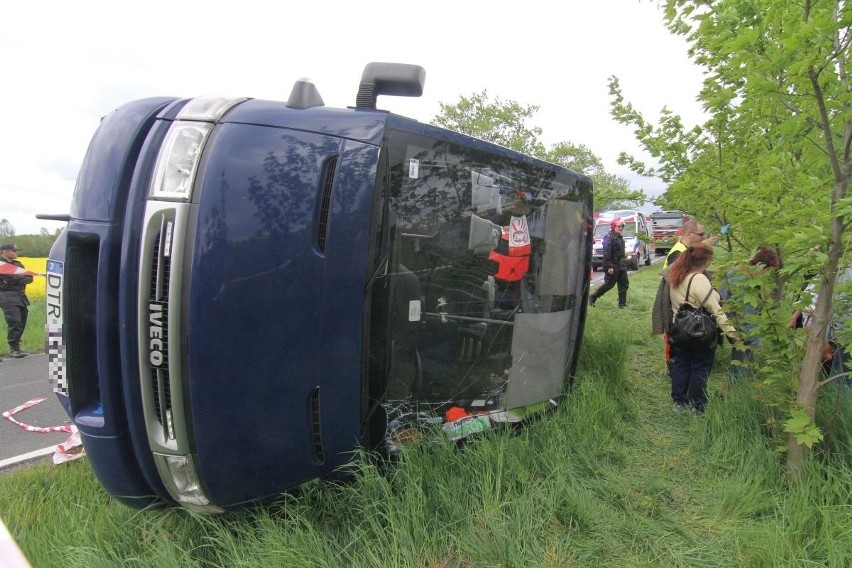 Wypadek autobusu z pracownikami Whirlpoola. Jedna osoba nie żyje, 15 rannych [FILMY, ZDJĘCIA]