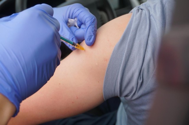Osoby po przeszczepie chciałyby móc otrzymać trzecią dawkę szczepienia przeciw COVID-19. (zdjęcie archiwalne)