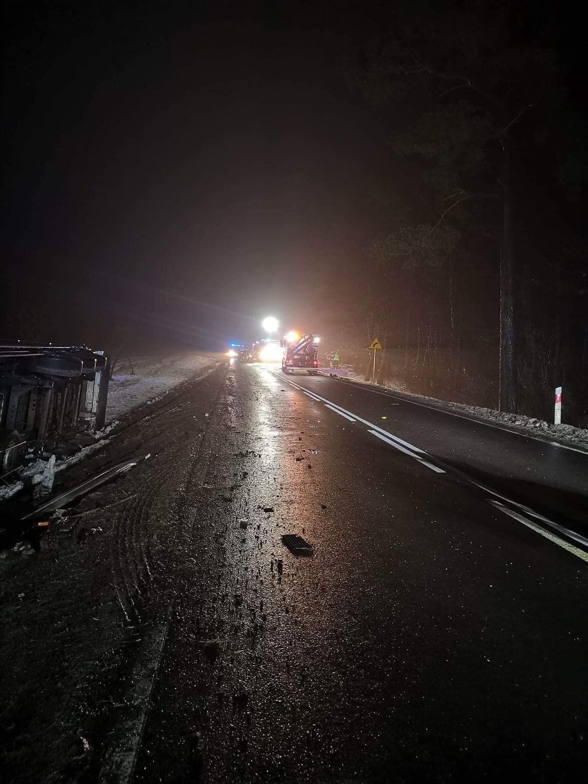 Śmiertelny wypadek na DK16 w Ruskiej Wsi. Samochód osobowy czołowo zderzył się z pojazdem ciężarowym. Kierowca osobówki zginął na miejscu