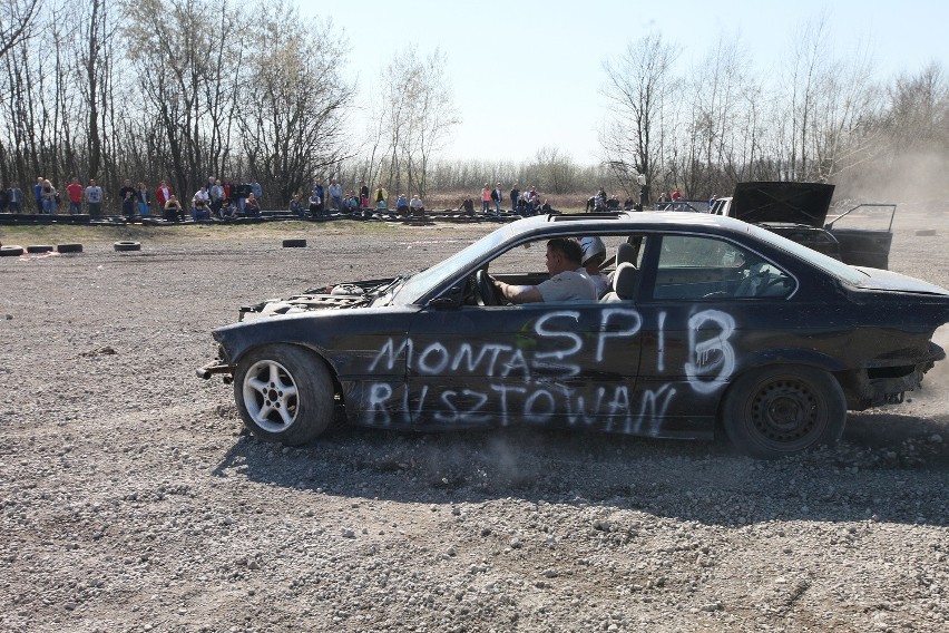 Destruction Derby Krk: wyścigi samochodowe w Krakowie [ZDJĘCIA]