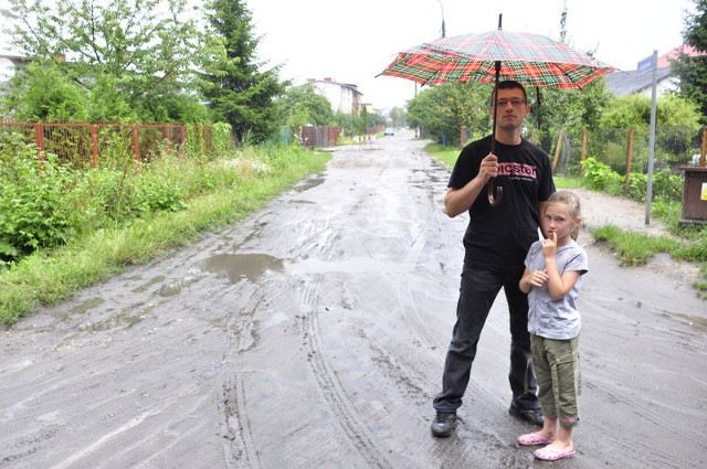 - Tu nie trzeba dużych opadów, żeby zalało ulice &#8211; mówi Bohdan Stawiński, mieszkaniec Idalina z córką Olą. &#8211; Chodników tu po deszczu nawet nie widać.