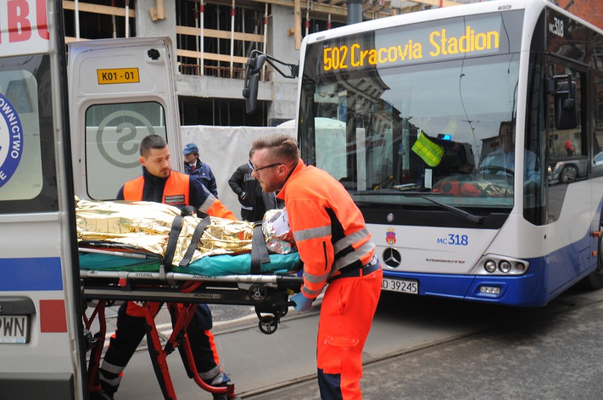 Wypadek na ul. Piłsudskiego. Autobus potrącił pieszego