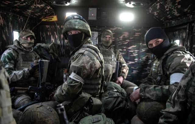 Rosyjscy żołnierze. Nie tylko mężczyźni zostają wezwani do wojskowego biura rejestracji i poboru
