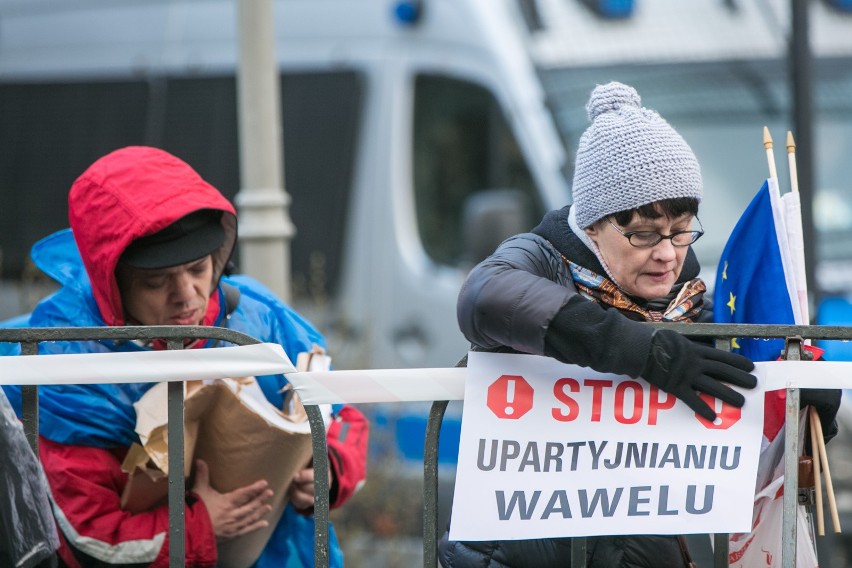 Protest przeciwko upolitycznieniu Wawelu